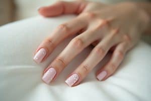 Ideen für minimalistische Hochzeitsnägel